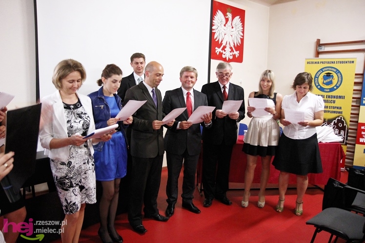 Blisko 120 studentów WSGiZ ukończyło naukę