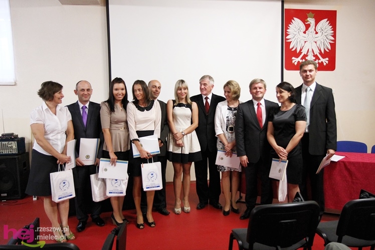 Blisko 120 studentów WSGiZ ukończyło naukę