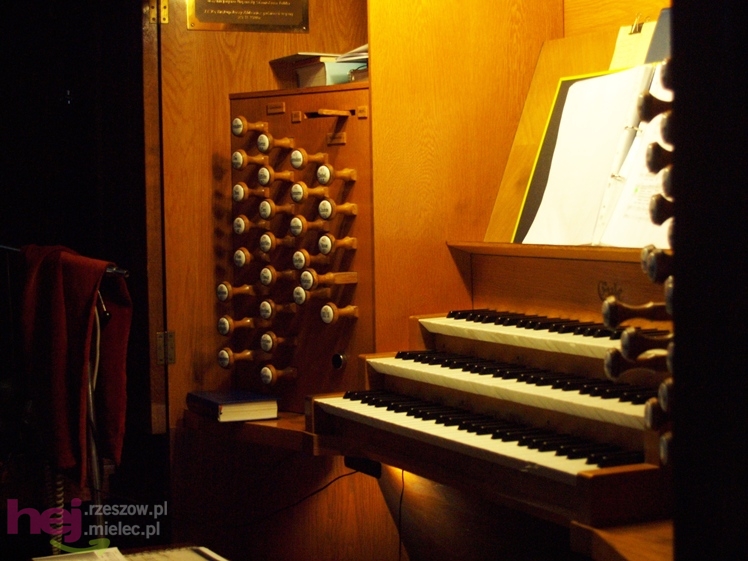 Premierowe wykonania dawnych utworów i improwizacja. Bernhard Leonardy na mieleckich organach