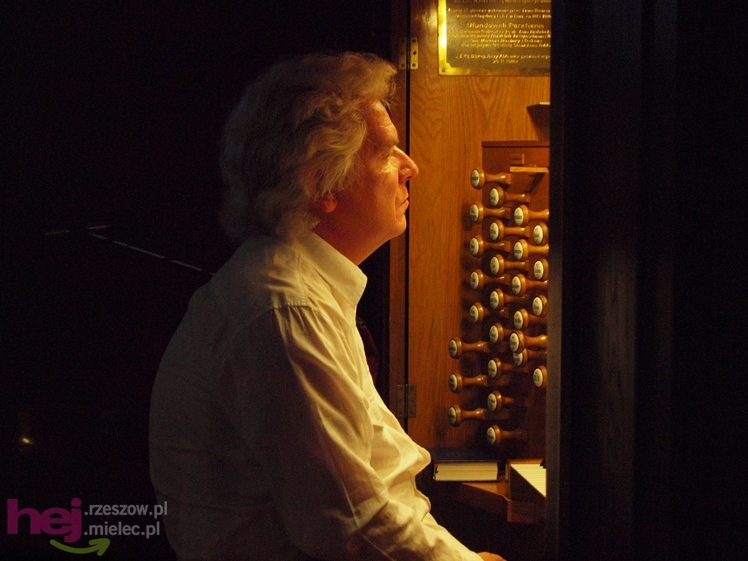 Premierowe wykonania dawnych utworów i improwizacja. Bernhard Leonardy na mieleckich organach