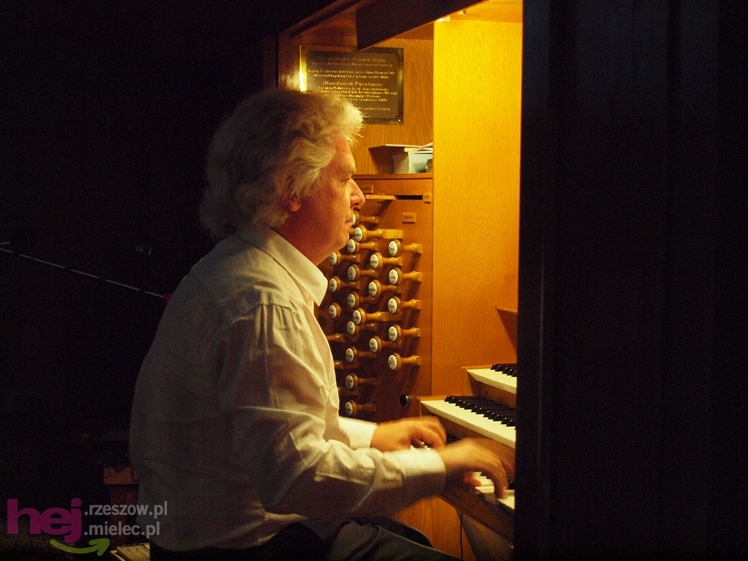 Premierowe wykonania dawnych utworów i improwizacja. Bernhard Leonardy na mieleckich organach