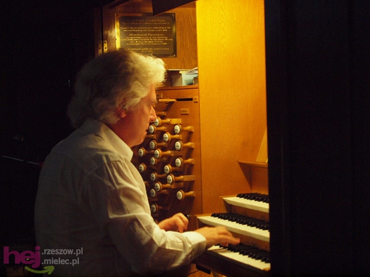 Premierowe wykonania dawnych utworów i improwizacja. Bernhard Leonardy na mieleckich organach