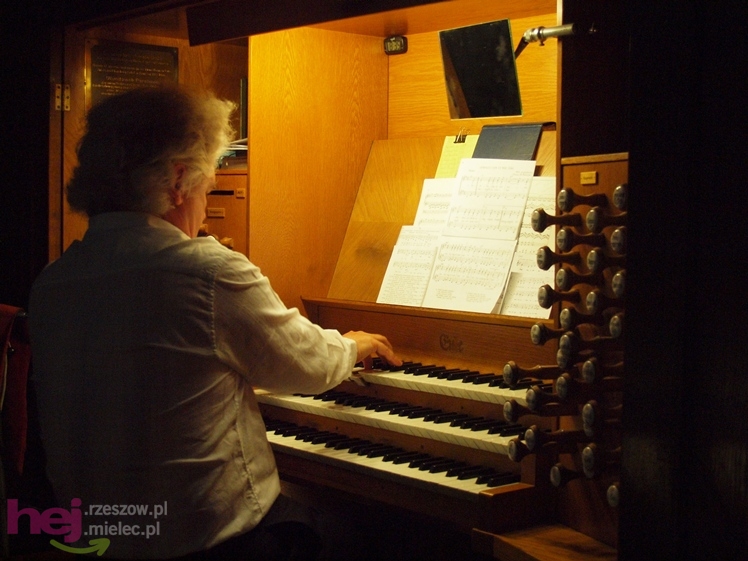 Premierowe wykonania dawnych utworów i improwizacja. Bernhard Leonardy na mieleckich organach