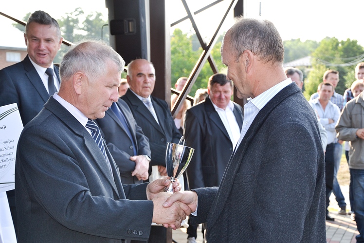 Jamnica Dulcza Wielka z piłkarskim Pucharem Burmistrza Radomyśla Wielkiego