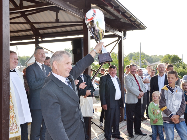 Jamnica Dulcza Wielka z piłkarskim Pucharem Burmistrza Radomyśla Wielkiego