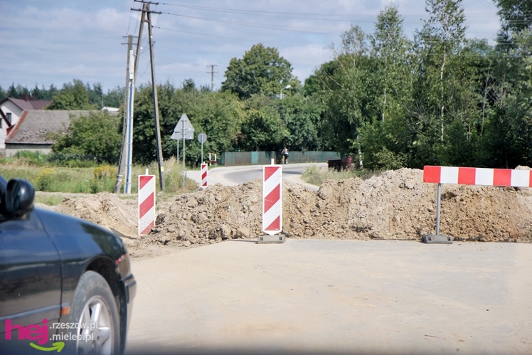 Droga zablokowana, a roboty nie widać. W Trześni skarżą się na wykonawcę obwodnicy