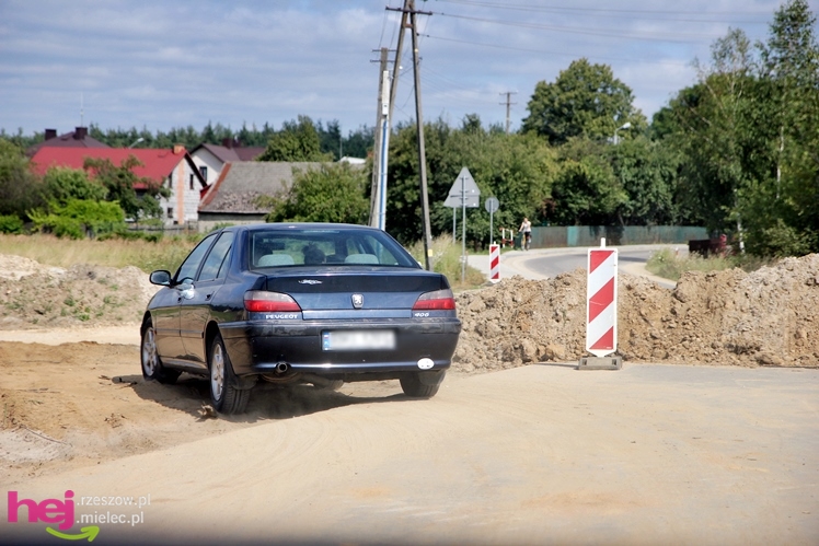 Droga zablokowana, a roboty nie widać. W Trześni skarżą się na wykonawcę obwodnicy