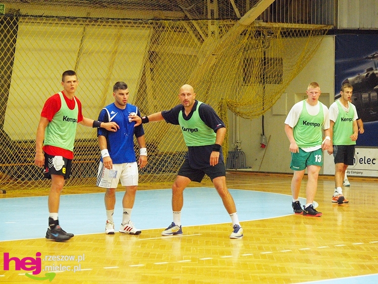 Trener kadry narodowej na treningu SPR Stal Mielec