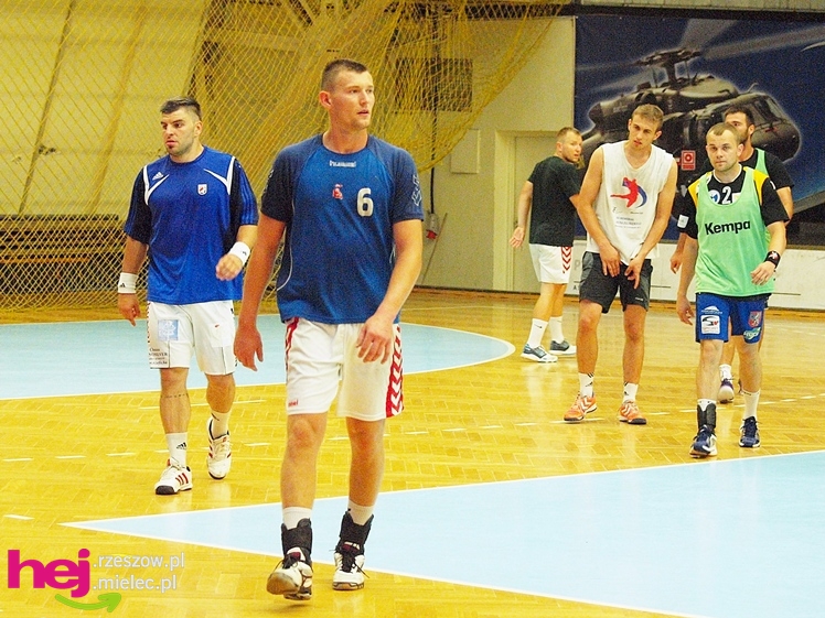 Trener kadry narodowej na treningu SPR Stal Mielec