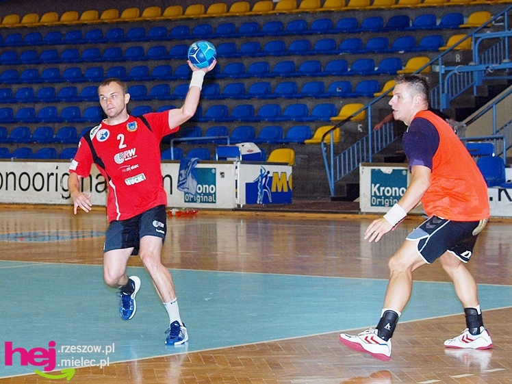 Trener kadry narodowej na treningu SPR Stal Mielec
