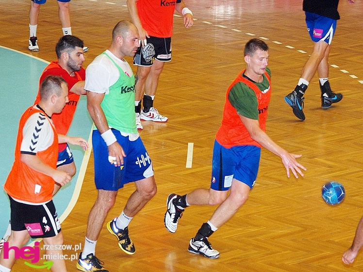 Trener kadry narodowej na treningu SPR Stal Mielec