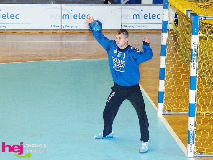 Trener kadry narodowej na treningu SPR Stal Mielec