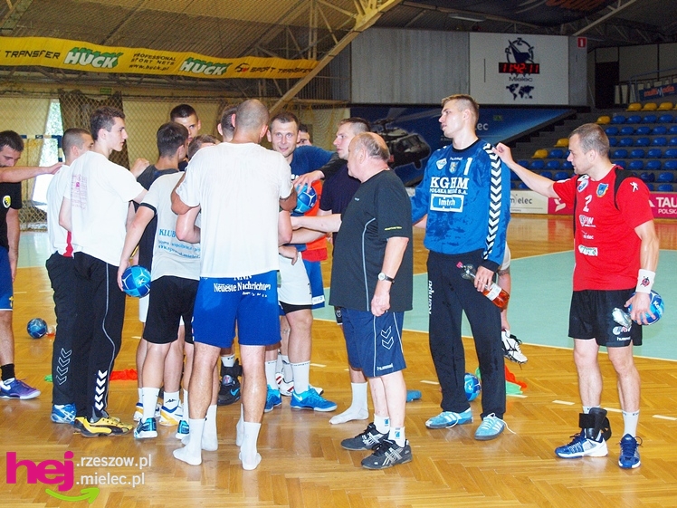 Trener kadry narodowej na treningu SPR Stal Mielec