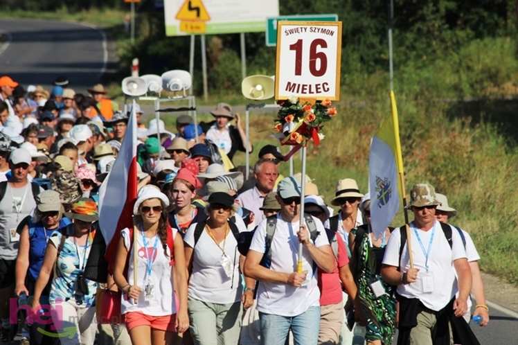 Droga długa i upalna, ale optymizmu pielgrzymom nie brakuje