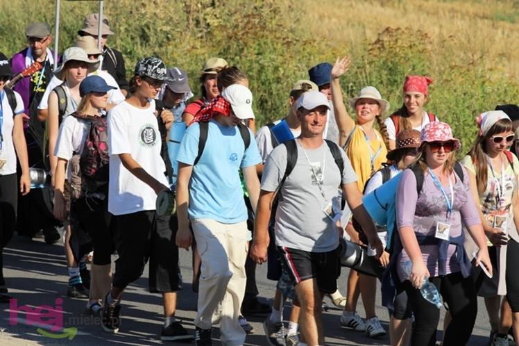 Droga długa i upalna, ale optymizmu pielgrzymom nie brakuje