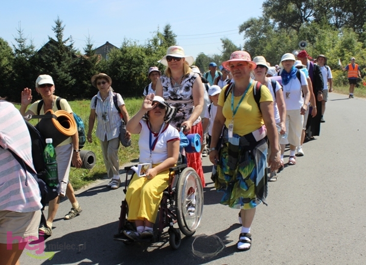 Droga długa i upalna, ale optymizmu pielgrzymom nie brakuje