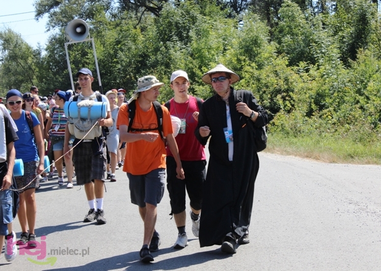 Droga długa i upalna, ale optymizmu pielgrzymom nie brakuje