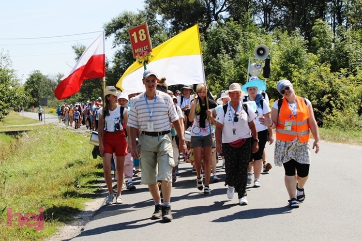 Droga długa i upalna, ale optymizmu pielgrzymom nie brakuje