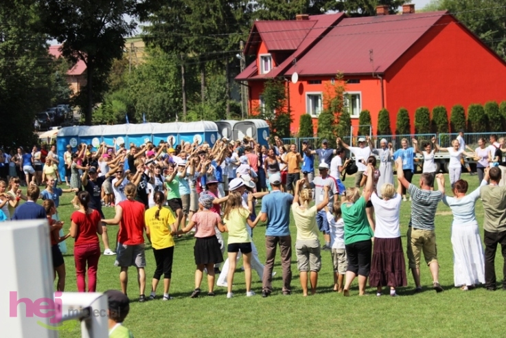 Pielgrzymkowa modlitwa, taniec i śpiew