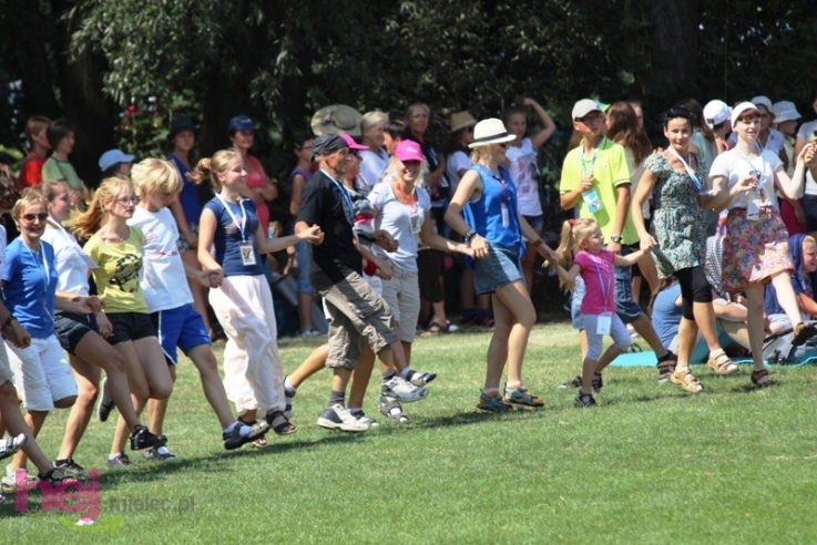 Pielgrzymkowa modlitwa, taniec i śpiew