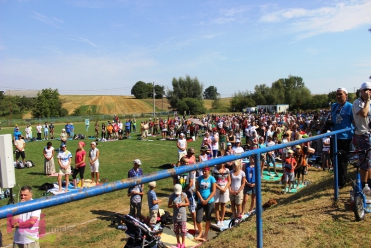 Pielgrzymkowa modlitwa, taniec i śpiew