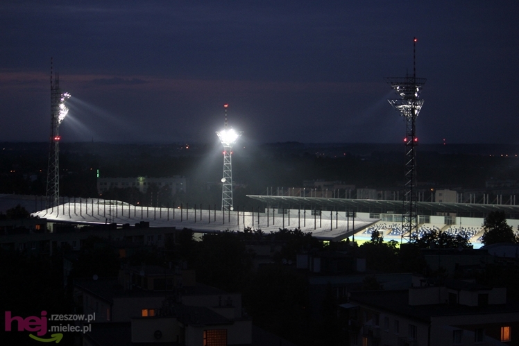 Wreszcie zaświeciły się  jupitery stadionu miejskiego w Mielcu