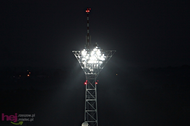 Wreszcie zaświeciły się  jupitery stadionu miejskiego w Mielcu