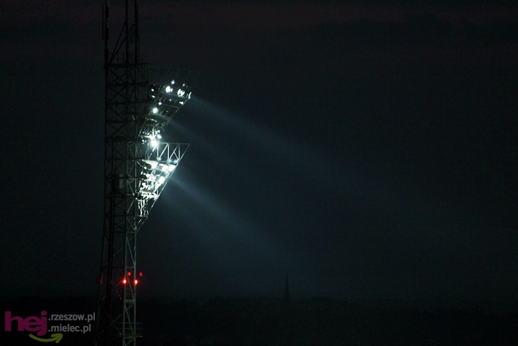 Wreszcie zaświeciły się  jupitery stadionu miejskiego w Mielcu
