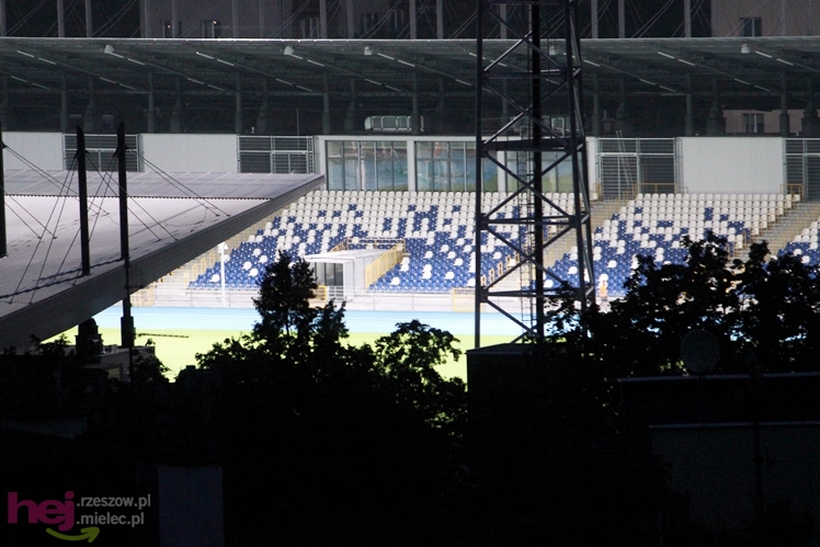 Wreszcie zaświeciły się  jupitery stadionu miejskiego w Mielcu
