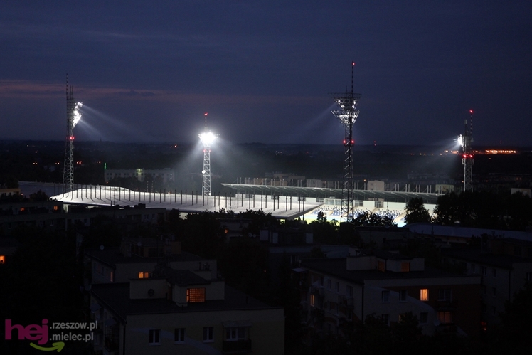 Wreszcie zaświeciły się  jupitery stadionu miejskiego w Mielcu