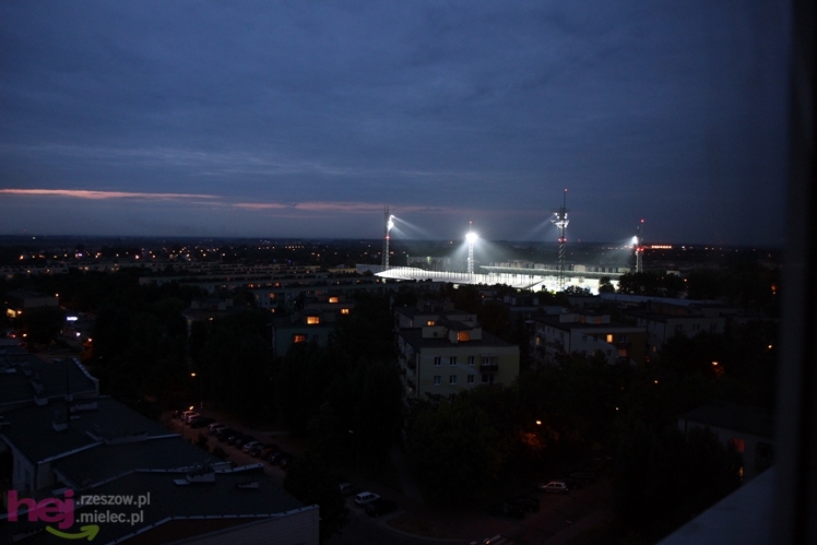 Wreszcie zaświeciły się  jupitery stadionu miejskiego w Mielcu