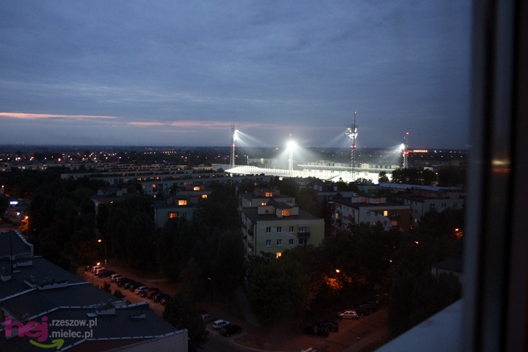 Wreszcie zaświeciły się  jupitery stadionu miejskiego w Mielcu