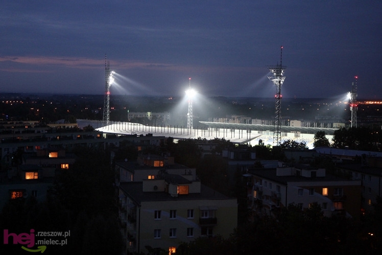 Wreszcie zaświeciły się  jupitery stadionu miejskiego w Mielcu