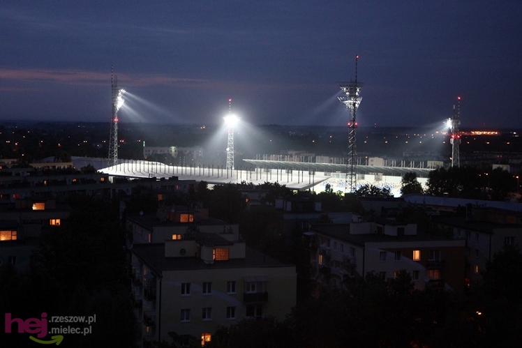 Wreszcie zaświeciły się  jupitery stadionu miejskiego w Mielcu