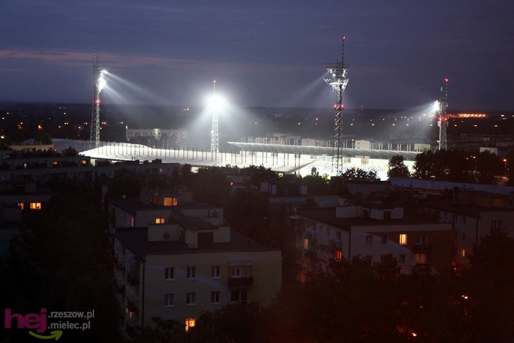Wreszcie zaświeciły się  jupitery stadionu miejskiego w Mielcu