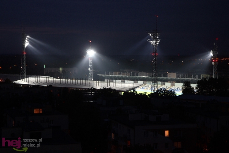 Wreszcie zaświeciły się  jupitery stadionu miejskiego w Mielcu
