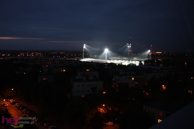 Wreszcie zaświeciły się  jupitery stadionu miejskiego w Mielcu