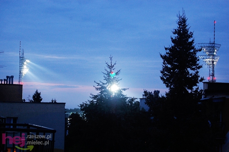 Wreszcie zaświeciły się  jupitery stadionu miejskiego w Mielcu