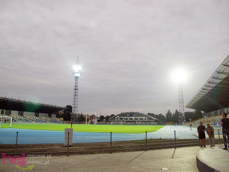 Wreszcie zaświeciły się  jupitery stadionu miejskiego w Mielcu
