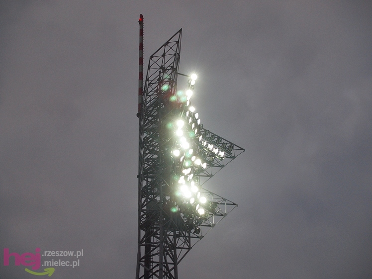 Wreszcie zaświeciły się  jupitery stadionu miejskiego w Mielcu