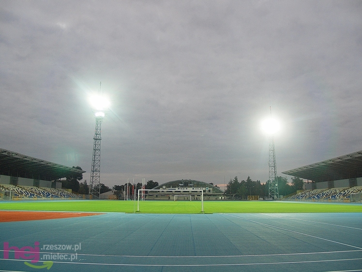 Wreszcie zaświeciły się  jupitery stadionu miejskiego w Mielcu