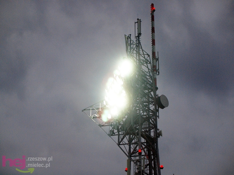 Wreszcie zaświeciły się  jupitery stadionu miejskiego w Mielcu