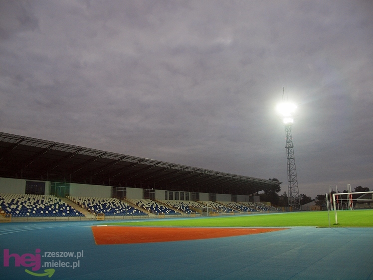 Wreszcie zaświeciły się  jupitery stadionu miejskiego w Mielcu