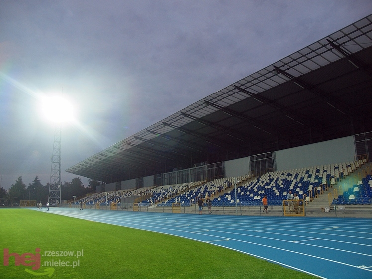 Wreszcie zaświeciły się  jupitery stadionu miejskiego w Mielcu