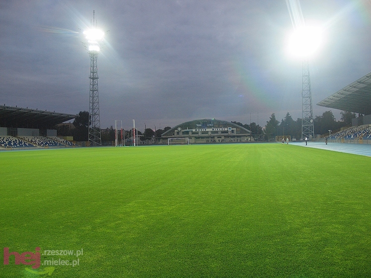 Wreszcie zaświeciły się  jupitery stadionu miejskiego w Mielcu