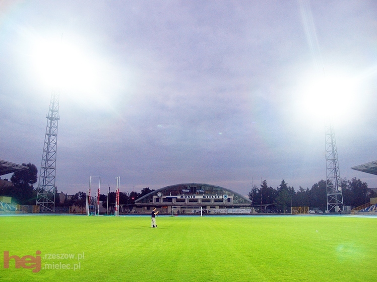 Wreszcie zaświeciły się  jupitery stadionu miejskiego w Mielcu