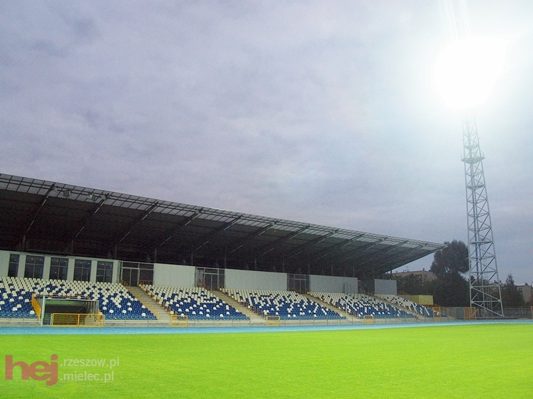 Wreszcie zaświeciły się  jupitery stadionu miejskiego w Mielcu
