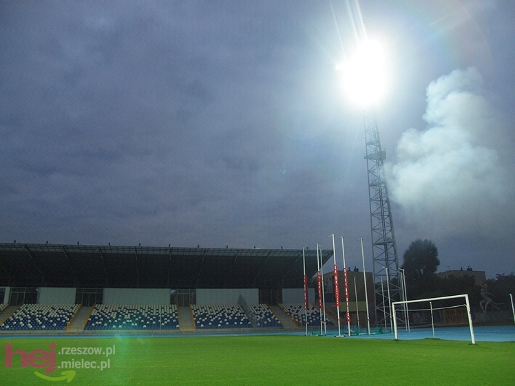 Wreszcie zaświeciły się  jupitery stadionu miejskiego w Mielcu