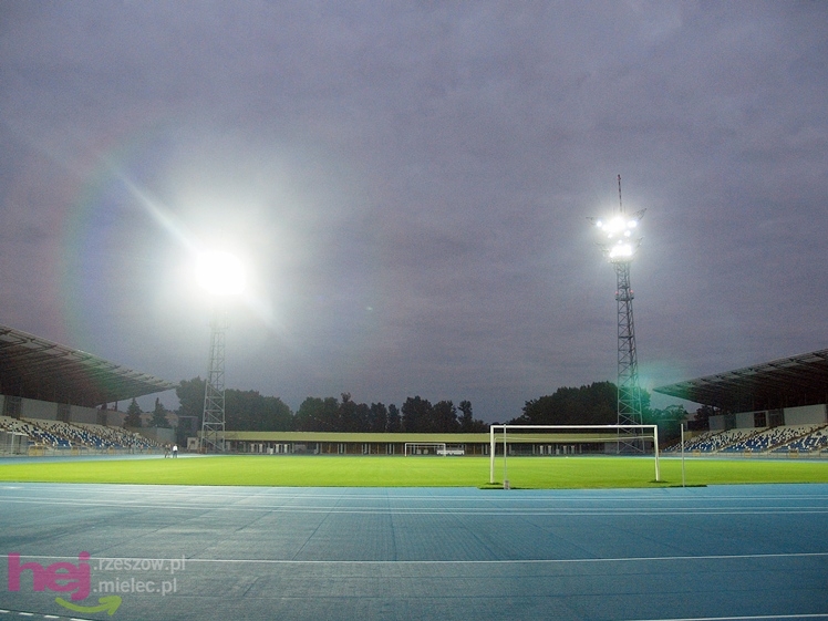 Wreszcie zaświeciły się  jupitery stadionu miejskiego w Mielcu