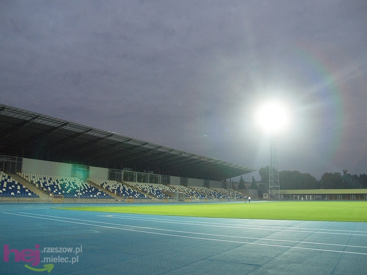 Wreszcie zaświeciły się  jupitery stadionu miejskiego w Mielcu
